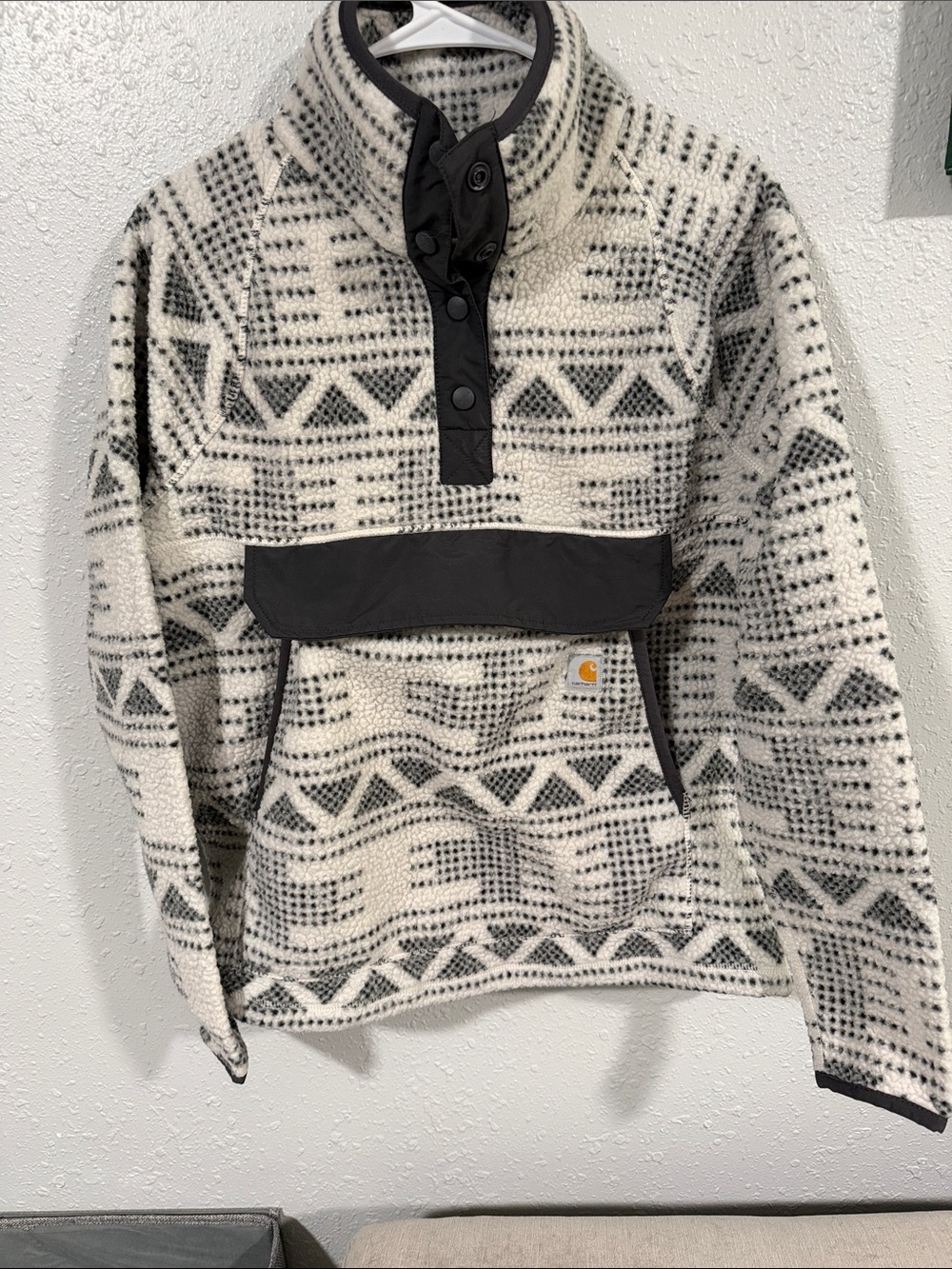 Carhartt Southwestern geometric Sherpa fleece M. Aztec print. Black and Ivory